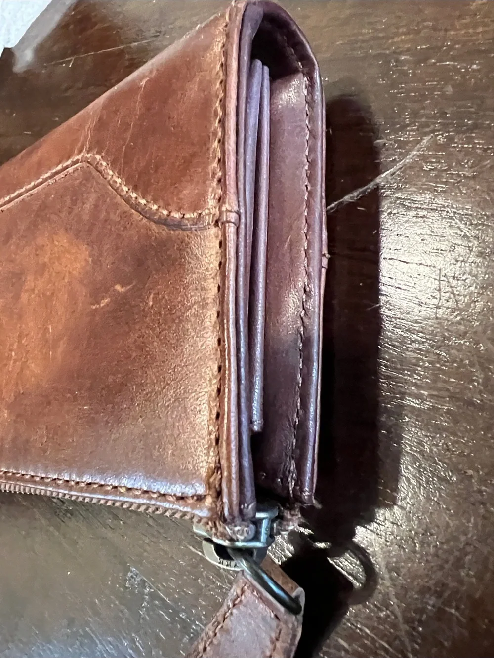 🤎 FRYE Brown Leather Zip Wallet –Distressed Leather – Multiple Card Slots-UNISEX